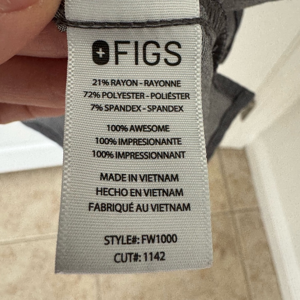 FIGS Women’s Catarina One-Pocket Scrub Top Graphite Gray - Picture 4 of 5